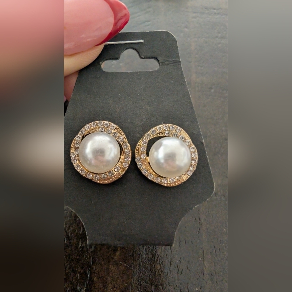 Elegant Vintage faux Gold and Pearl Stud Earrings - Picture 3 of 5
